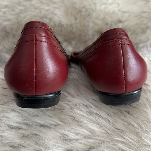 NINE WEST burgundy pointed-toed flats - Picture 7 of 10